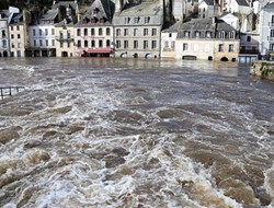 Νεκροί και αγνοούμενοι από πλημμύρες στη νότια Γαλλία